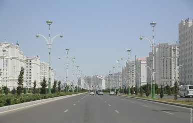 В Туркменистане запретят машины всех цветов, кроме белого