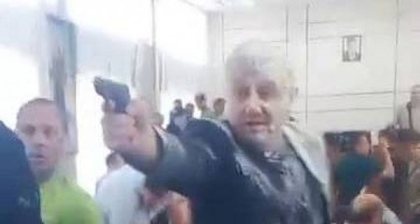 В горсовете Никополя депутат открыл стрельбу из-за вылитого ему на голову кефира