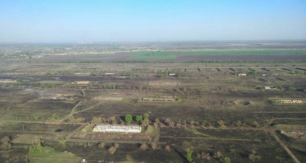 Возле арсенала в Балаклее все еще горит сухая трава