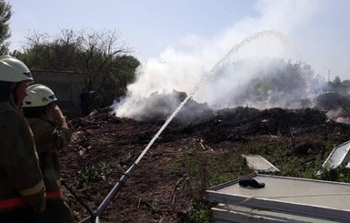 Пожар на Виноградаре потушили: горели кучи мусора