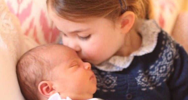 Королевская семья показала новорожденного принца Луи вместе с сестрой