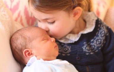 Королевская семья показала новорожденного принца Луи вместе с сестрой