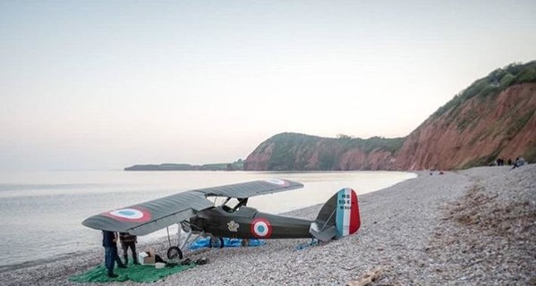 В Великобритании самолет приземлился посреди пляжа