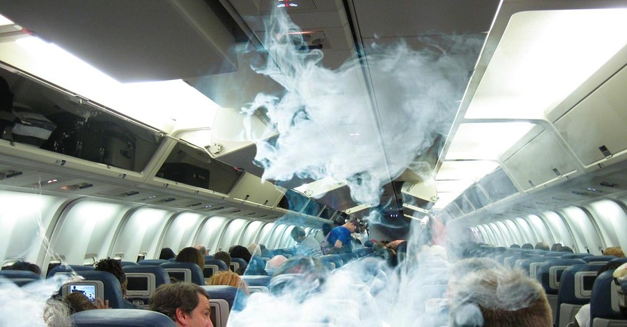 В России срочно посадили самолет из-за курящего пассажира