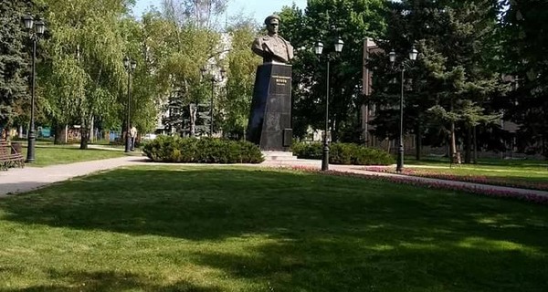 В Харькове восстановили поваленный памятник Жукову