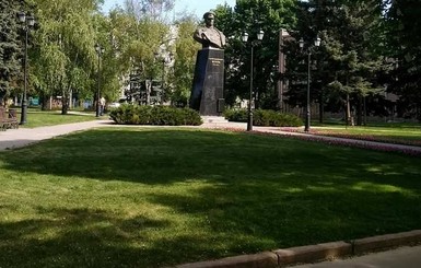 В Харькове восстановили поваленный памятник Жукову