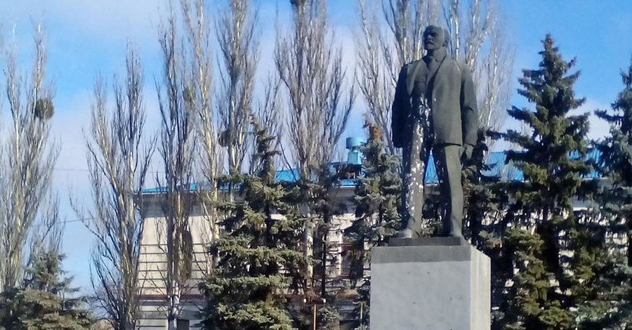 Бронзового Ленина из Изюма продают за полмиллиона гривен