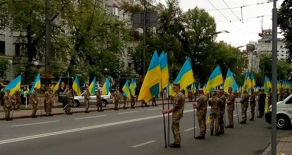 Шествие на 9 мая: в центре Киева много ветеранов, полиции и продавцов цветов