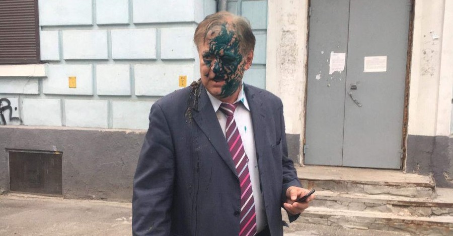 9 мая в Киеве: главу Россотрудничества облили зеленкой и фекалиями