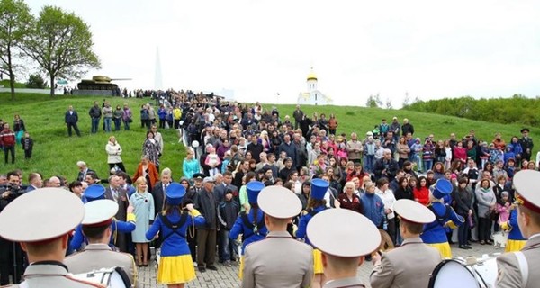 День победы в Харькове: шествие возглавила главная коммунистка города