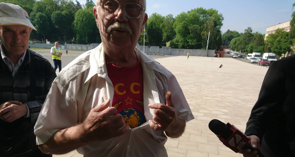 День Победы во Львове: футболка с надписью СССР, разрисованный памятник и возложения цветов