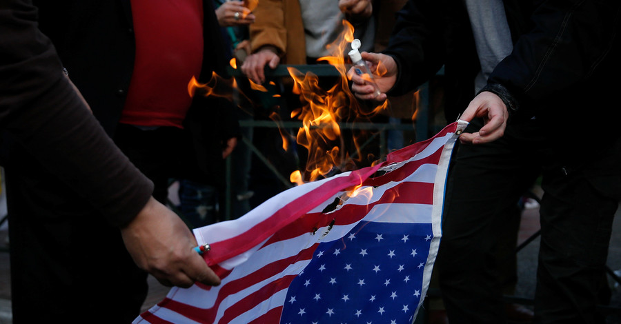В иранском парламенте сожгли флаг США