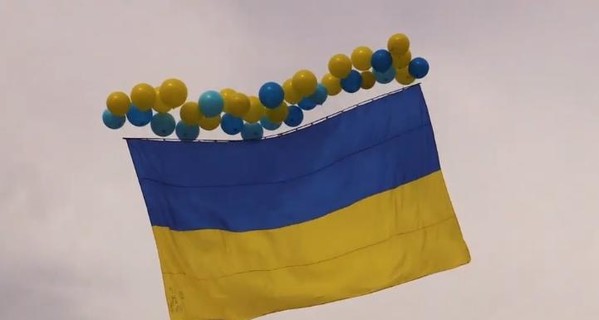 В небе над Горловкой появился украинский флаг