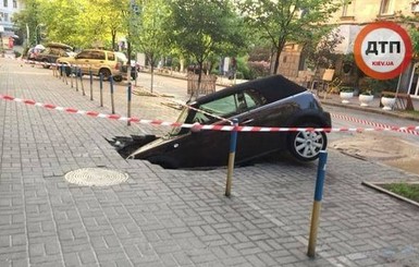 В Киеве машина провалилась под землю