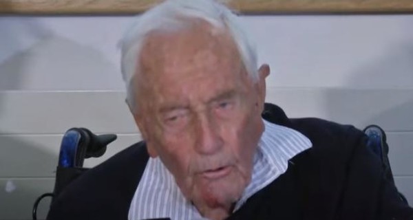 104-летний ученый добровольно ушел из жизни, спев перед этим 