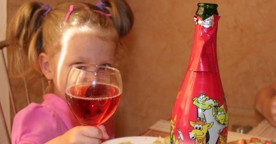 В Литве предложили запретить торговать детским шампанским