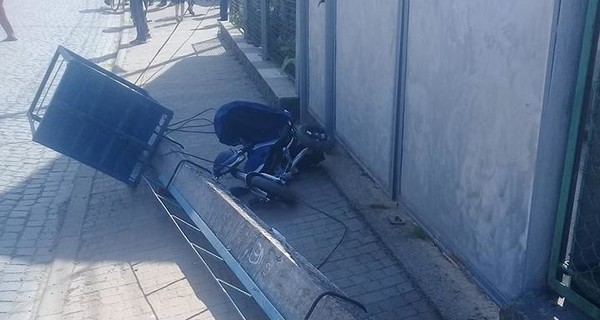 На Закарпатье столб упал на коляску с ребенком, малыш погиб