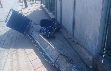 На Закарпатье столб упал на коляску с ребенком, малыш погиб
