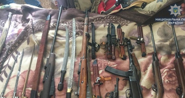 У жителя Ровно нашли гранаты, автоматы и другое оружие