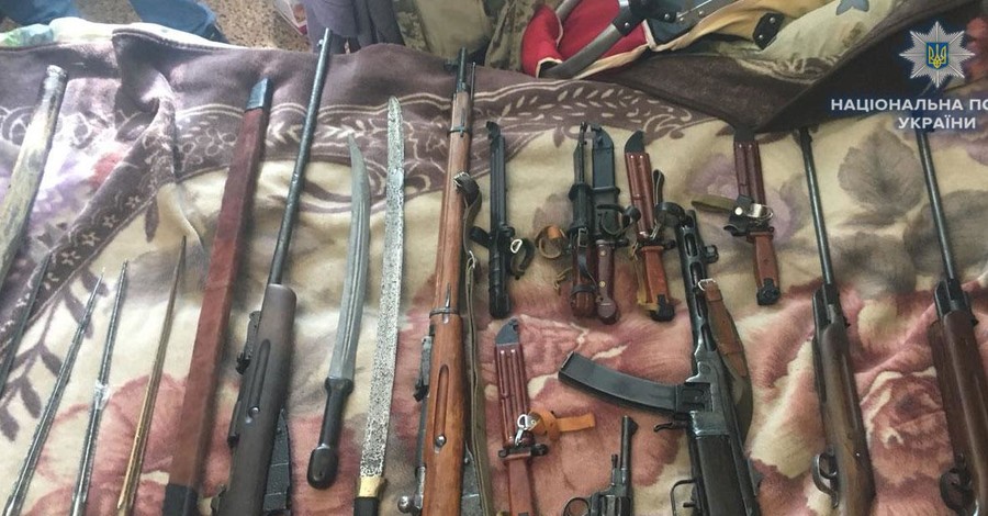 У жителя Ровно нашли гранаты, автоматы и другое оружие