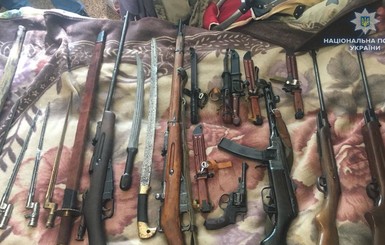 У жителя Ровно нашли гранаты, автоматы и другое оружие