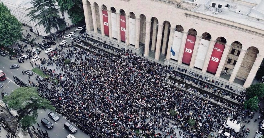 Под парламентом Грузии многотысячный митинг: под музыку и с танцами