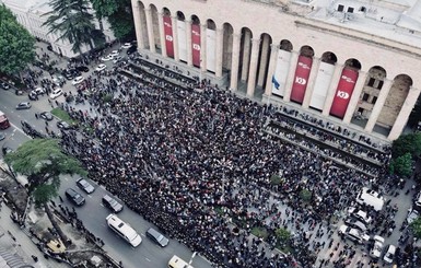 Под парламентом Грузии многотысячный митинг: под музыку и с танцами