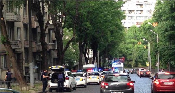 Во Львове участник ДТП напал с ножом на полицейскую 