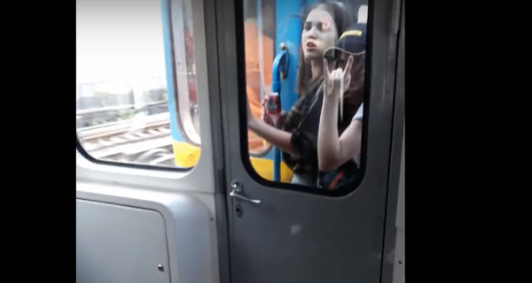 Стала известна судьба девочек, которые катались между вагонами метро в Киеве