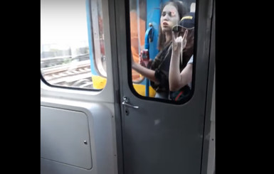 Стала известна судьба девочек, которые катались между вагонами метро в Киеве