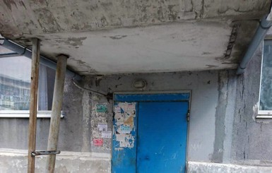 В Доброполье умерла девочка, попавшая под бетонный козырек подъезда