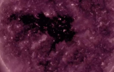 NASA показало большую черную дыру на Солнце
