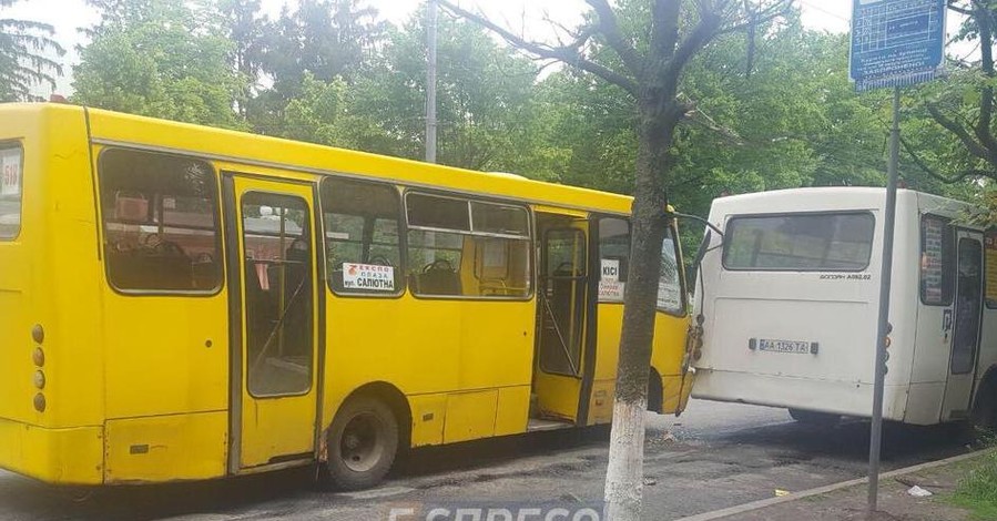 В Киеве столкнулись две маршрутки, у одного водителя подозрение на инсульт