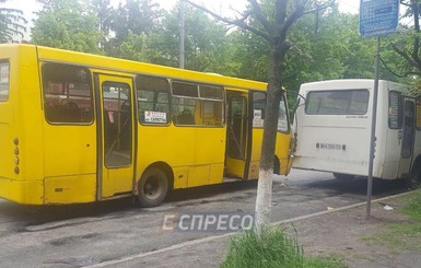 В Киеве столкнулись две маршрутки, у одного водителя подозрение на инсульт