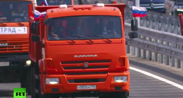 Путин на КамАЗе открыл автомобильное движение по Крымскому мосту