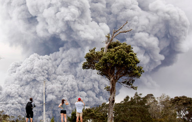 На Гавайях объявили красный уровень тревоги из-за извержения вулкана