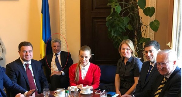 Волкер встретил всех: в Киеве спецпредставителя США ждали семьи политзаключенных и пропавших без вести  