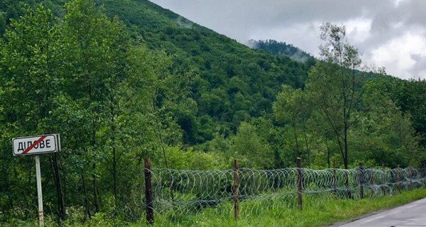 На Закарпатье границу с Румынией обносят колючей проволокой