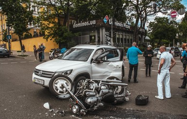 В Киеве мотоциклист разбился о джип