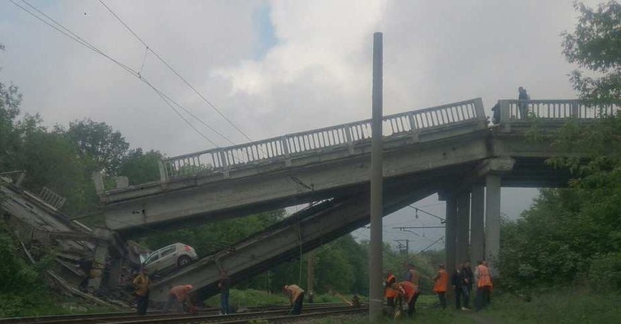 Разрушенный мост на Луганск, взрывы и бои под Горловкой: ситуация на Донбассе накаляется