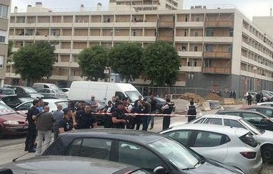 В Марселе неизвестные с автоматами открыли стрельбу по людям