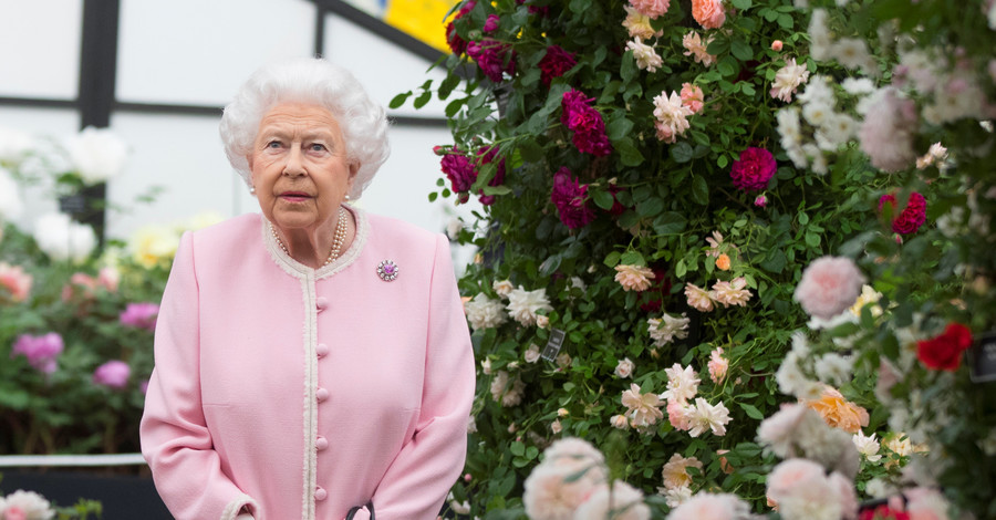 Королева Елизавета II в розовом наряде посетила старейшую цветочную выставку 