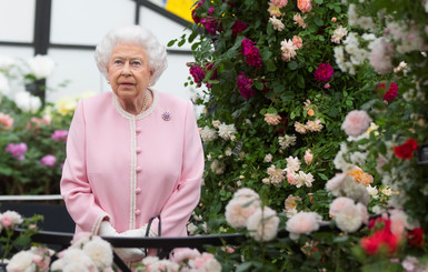 Королева Елизавета II в розовом наряде посетила старейшую цветочную выставку 