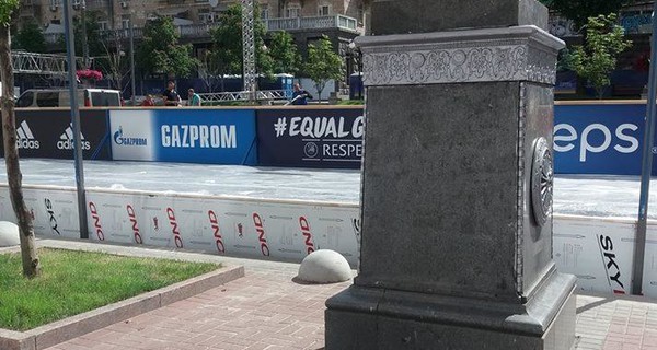 С улиц Киева убрали баннеры ЛЧ с логотипом российского 