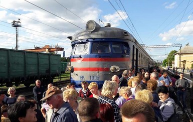Во Львове пассажиры электричек перекрывают железную дорогу из-за нехватки вагонов