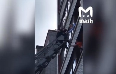 Ребенок полчаса провисел на руках на балконе пятого этажа, пока его не спасли