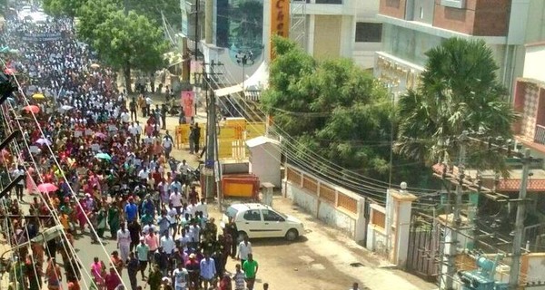 Индийская полиция расстреляла 12 демонстрантов