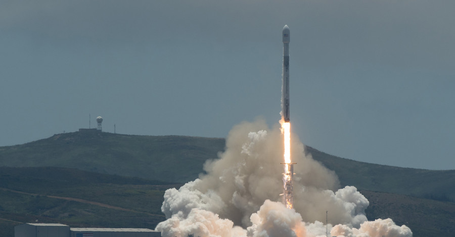 SpaceX запустила Falcon 9 с семью спутниками