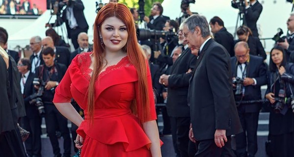 Модель-пышка осталась без юбки на красной дорожке