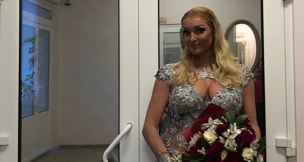 Волочкова ответила критикам своего смелого наряда на детском празднике